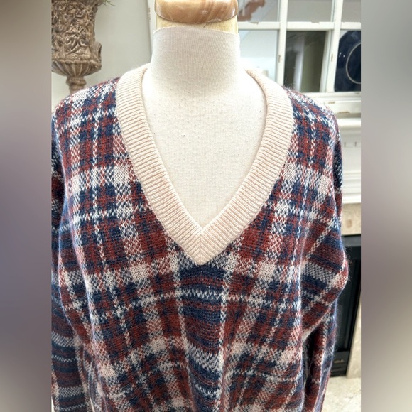 Banana Republic Plaid V-Neck Sweater - Picture 4 of 9